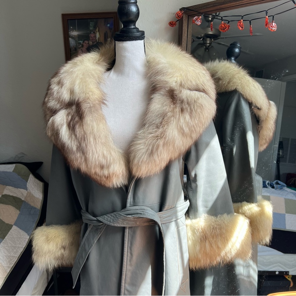 Just Sold: Vintage 1960s Gray Blue Leather Coat with Fox Fur Trim Lane Bryant - Picture 13 of 15